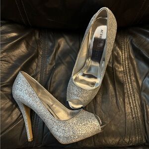 Audrey Brooke silver sparkle heels, nwt, sz 7, special occasion